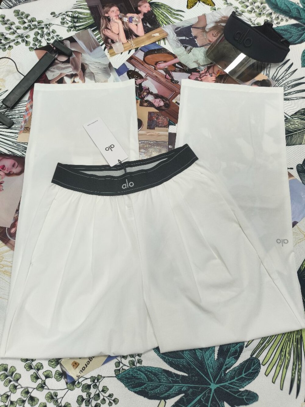 NWT✨Alo Yoga Straight Leg Pants White/Black (Regular) Fashion Comfortable🌼 - Picture 2 of 7